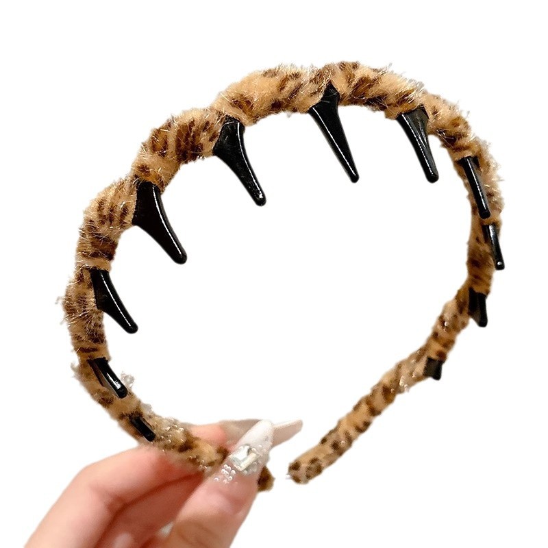 Autumn and winter wavy, toothed, plush hairband for women, Korean style, simple and elegant hairpin, hair accessory, high top of the head, facial cleansing wool headband Item Picture
