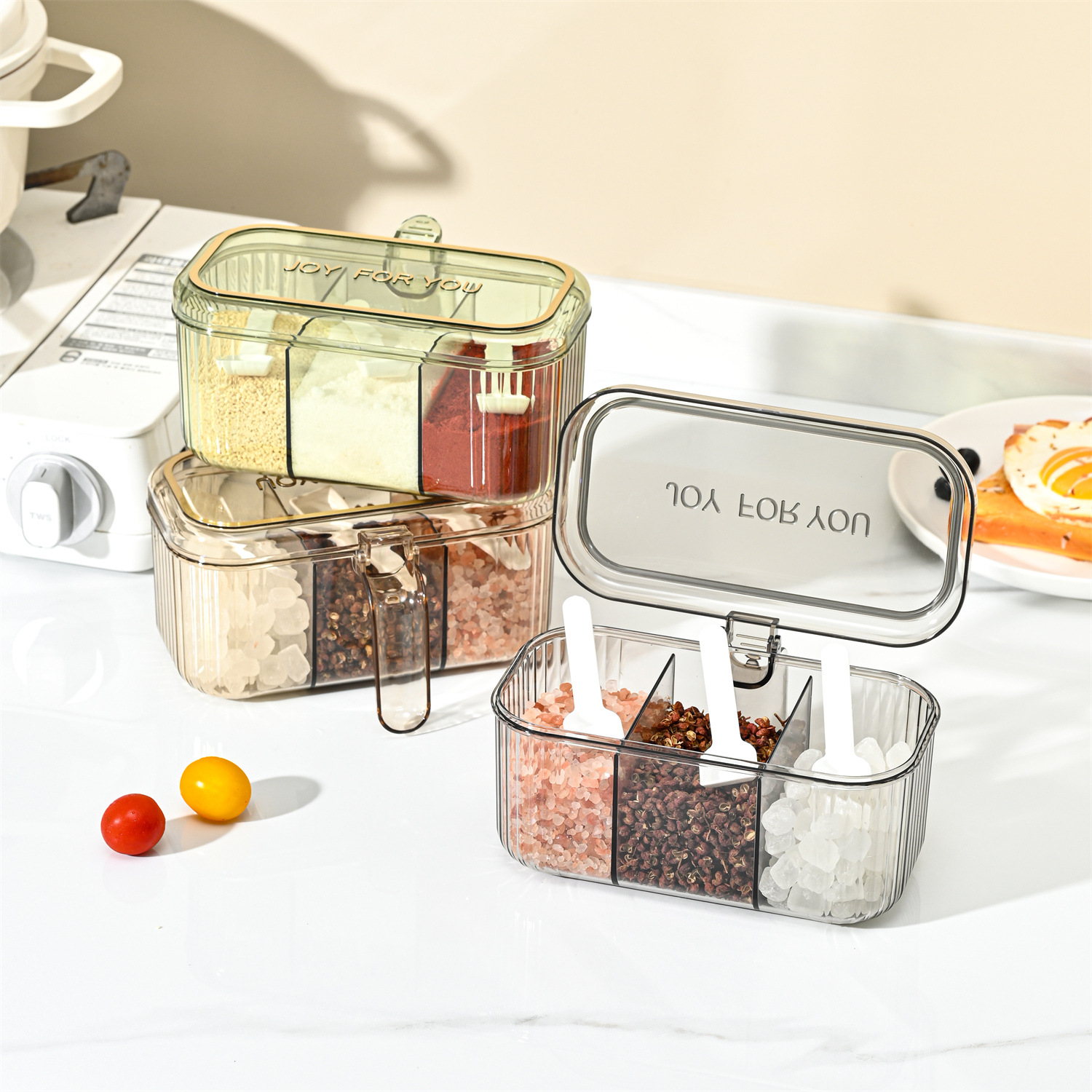 The household fresh and clean, compartments of salt, monosodium glutamate, chicken essence, seasonings and condiments box is a three-style kitchen flavor box with a lid to prevent flavor mixing full figure