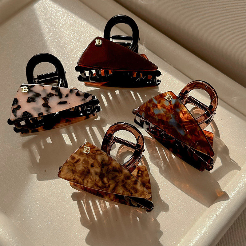 Acetate leopard print triangular claw clip for women with a high-end look 2025 new style hair clip Shark clip high-end look hair clip headwear