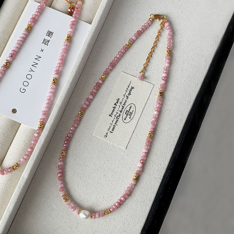 Pink crystal natural stone pearl necklace for women in autumn and winter, with a sense of sophistication. It is a new Chinese-style collarbone necklace accessory featuring many Bamines