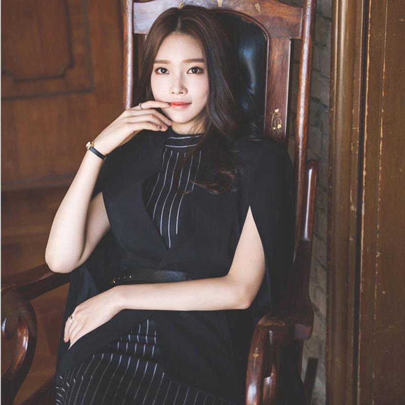 2022 Young and mature dress, goddess-like style, suit cape, elegant socialite, slimming, sleeveless shawl, fashionable two-piece set details Picture