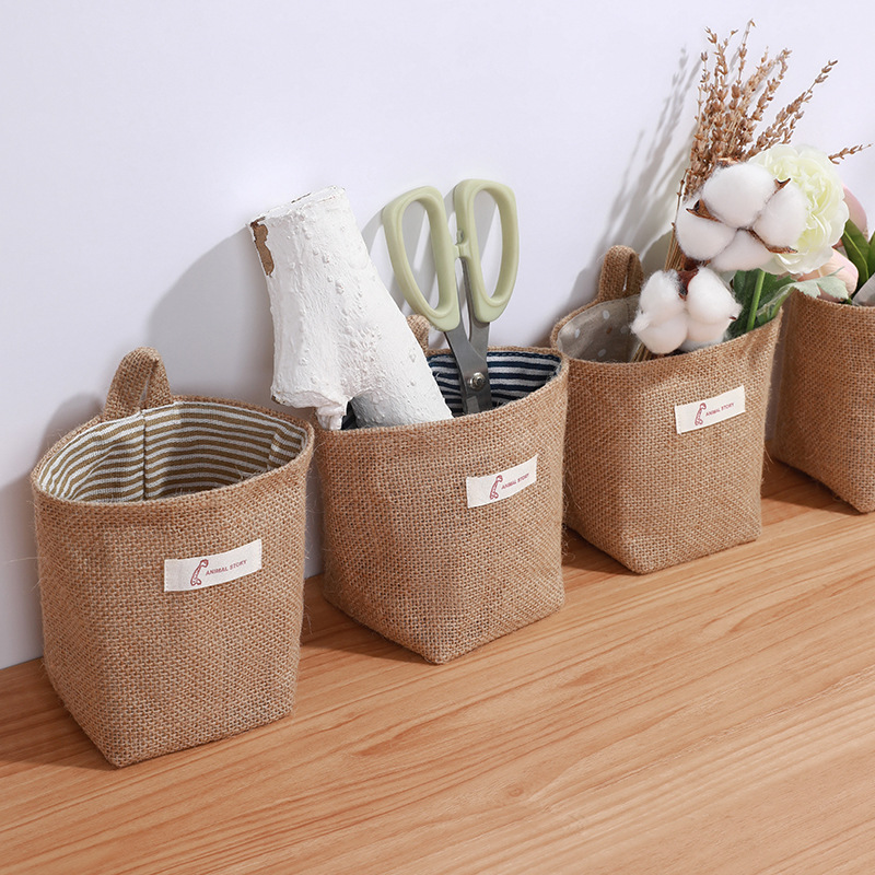 Mini linen bags are hung on the wall-mounted dormitory bed, placed on top of the bed, beside the bed, and behind the mobile phone door as storage bags details Picture