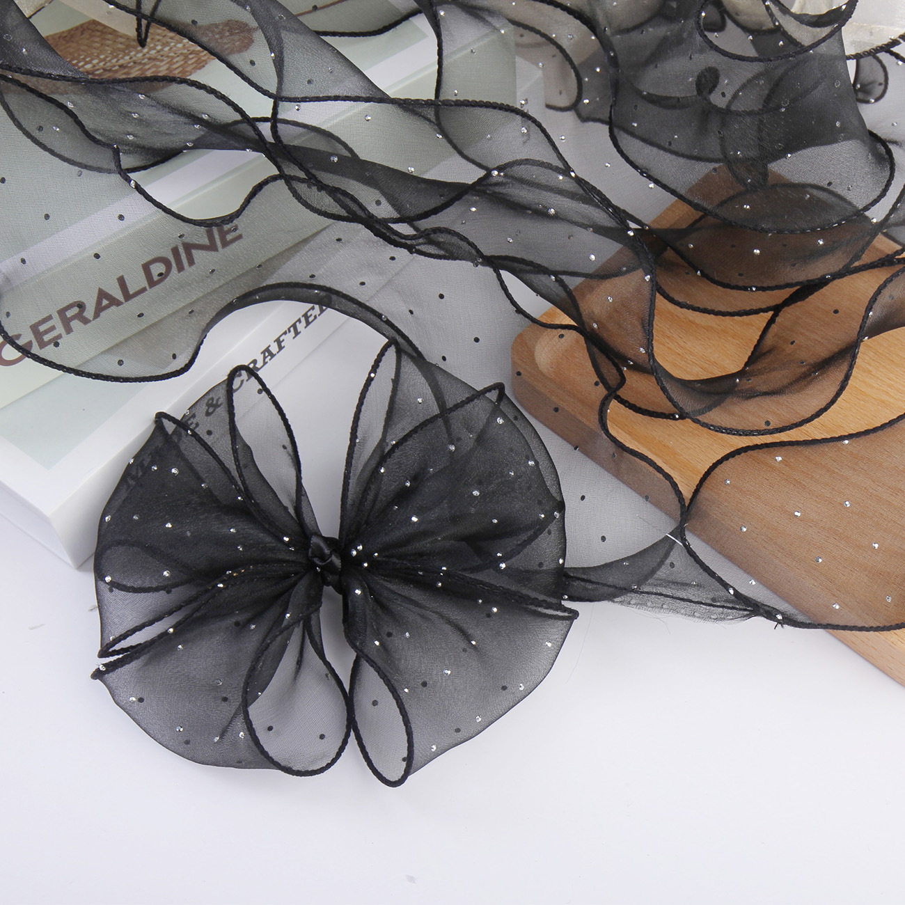In stock: 6cm hot diamond snow yarn hair accessory, bow, ribbon shoe flower, DIY accessories, materials: overlock yarn, fishtail yarn details Picture