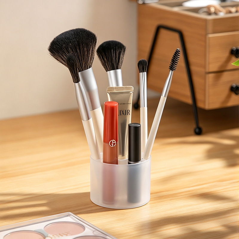Desktop seven-section small items: makeup brush organization box, pen and ruler storage box, office stationery box, pen holder and pen rest Application Scenario