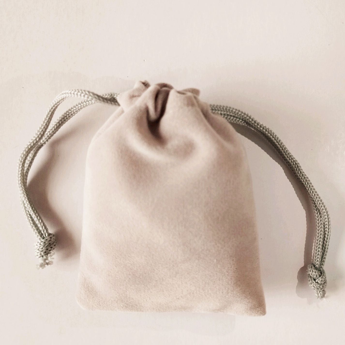20*30, 14*20, 7*9, 10*12, in stock, grey draw-neck headphones with deerskin velvet storage bags Application Scenario