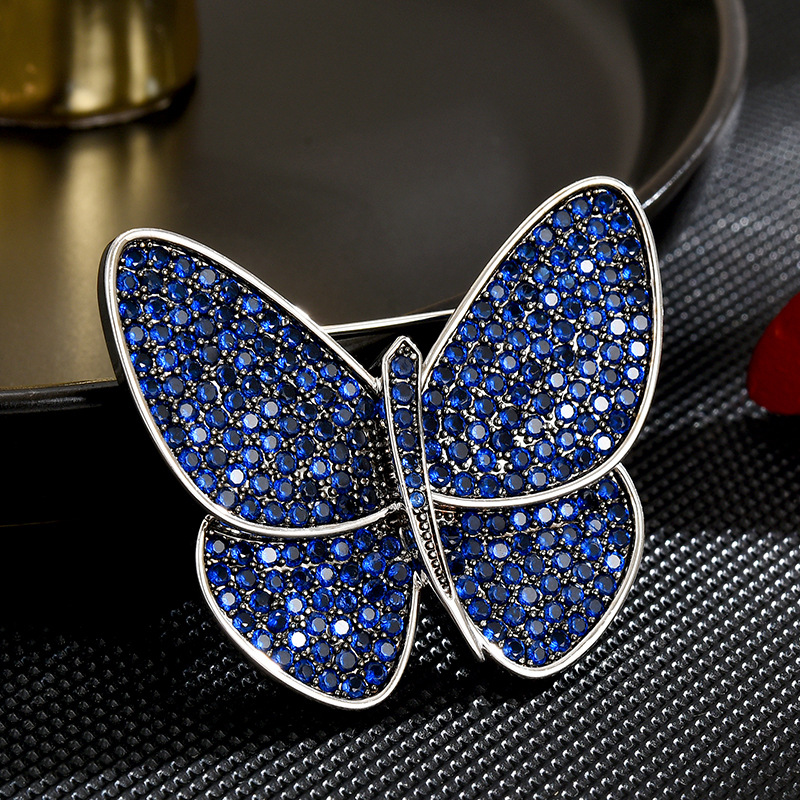Luxurious, elegant and high-end, full of zirconium, exquisite, emerging from the cocoon like a butterfly, grand and classic, blue zirconium butterfly-shaped brooch