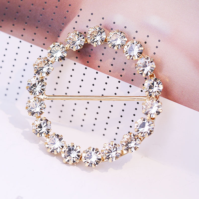 Knotted rhinestone belt buckle at the corner of the dress, decorative rhinestone QQ ring silk scarf decorative buckle, glass rhinestone decorative ring buckle, crystal glass waist buckle Application Scenario