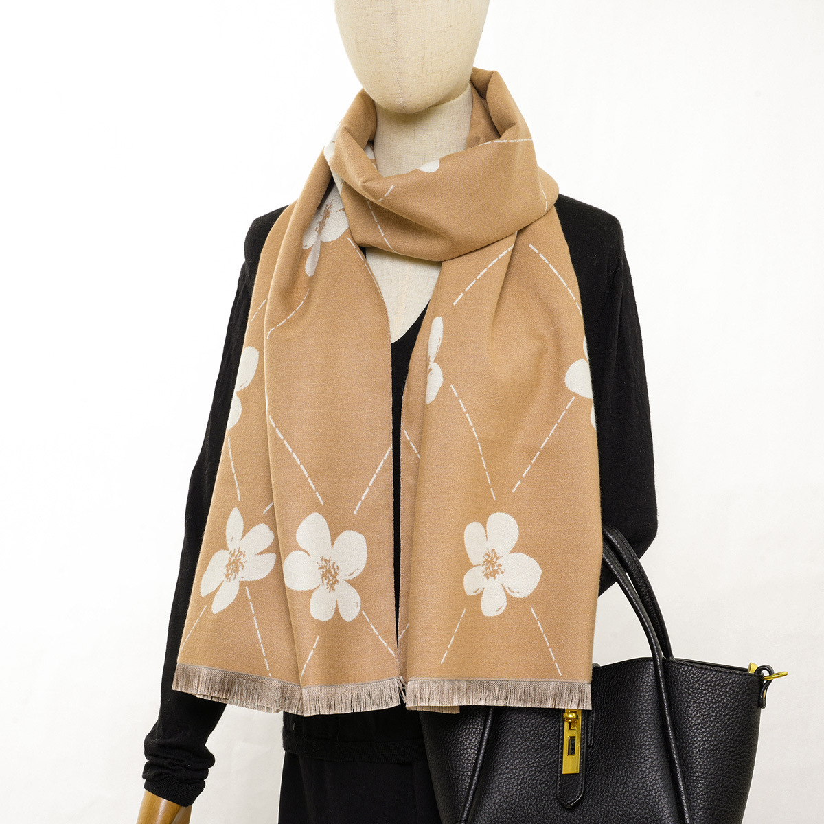 A high-end and stylish camellia flower autumn and winter women's scarf for cross-border trade, a fashionable outerwear, a photo shawl and a scarf details Picture