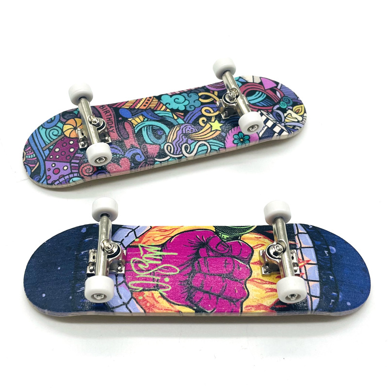 Maple finger skateboards, professional bearing wheels, fingertip double-curved skateboards, children's creative gifts, stress-relieving wooden toys Application Scenario