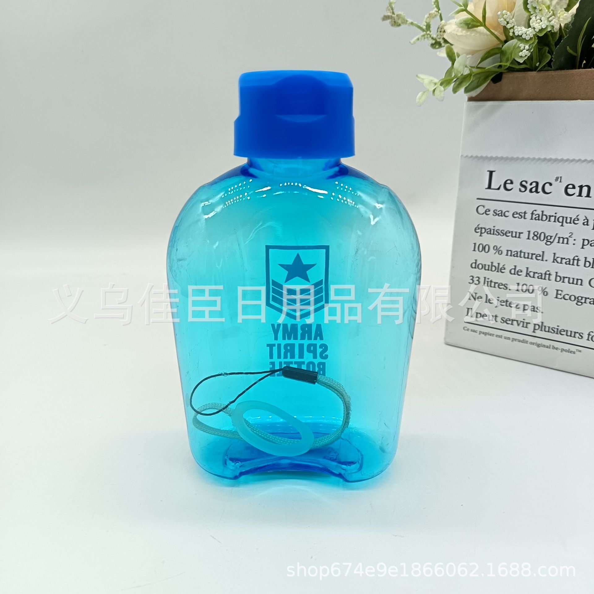 This minimalist flat water bottle is a portable plastic water cup for both male and female students. It is shockproof and can be carried by hand details Picture