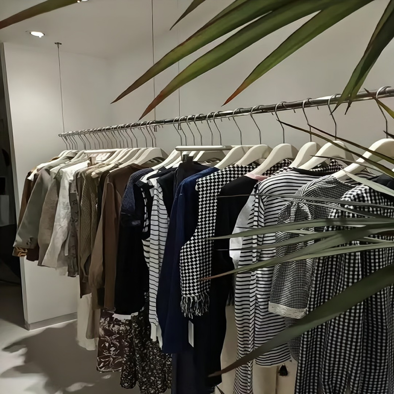 服装店实木衣细节图