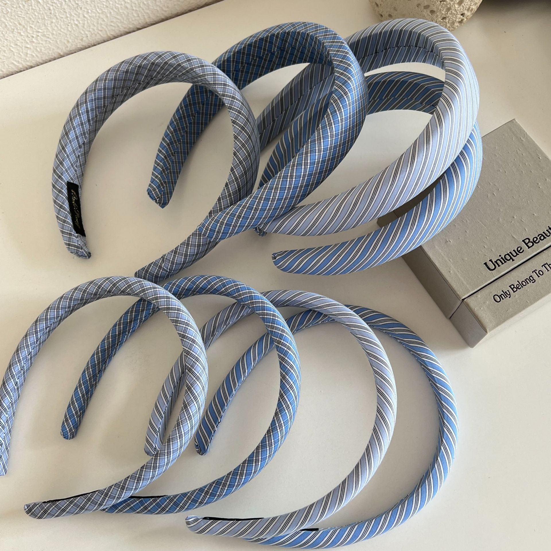 The blue checkered fabric sponge hairband from a Korean blogger is fashionable for going out. It is a versatile headband with a twill top pressure hairpin Specification image