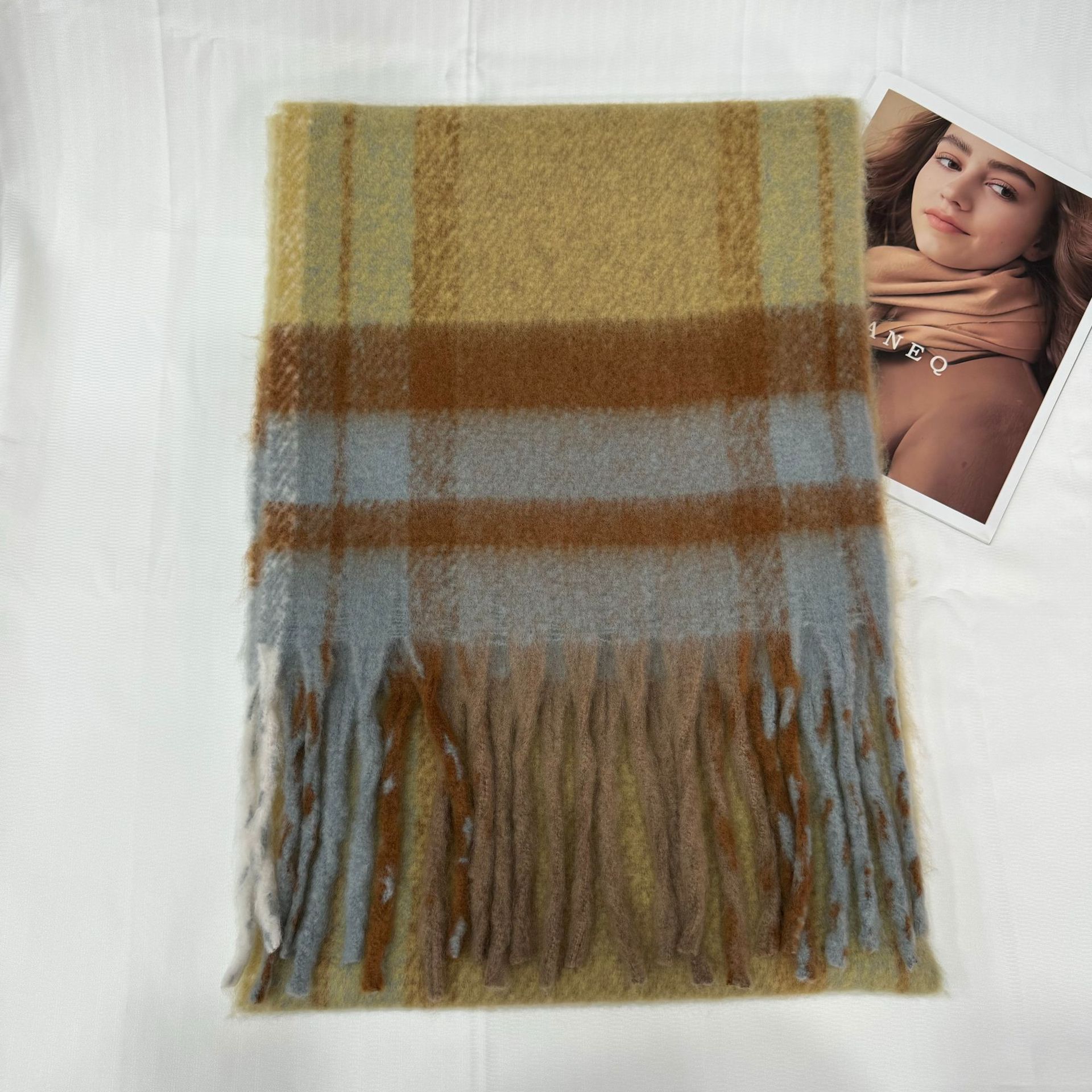 2025新款马海毛流苏围巾女秋冬季氛围感保暖格子百搭外贸跨境专供详情5