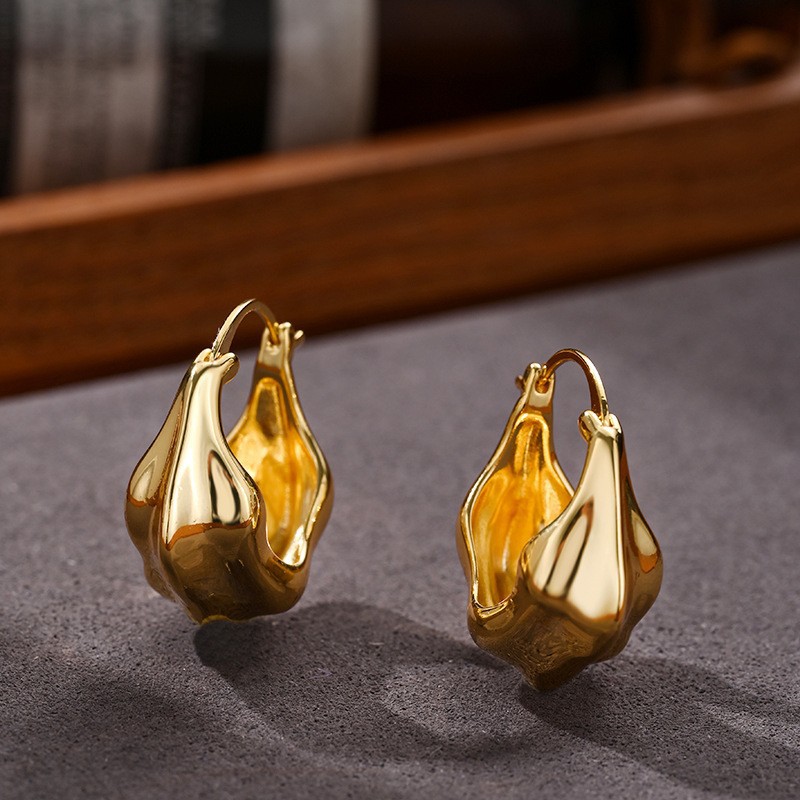 The 2025 new bestseller earrings feature a golden, high-end, and niche design. The circular textured ear ring is a stylish and elegant accessory Specification image