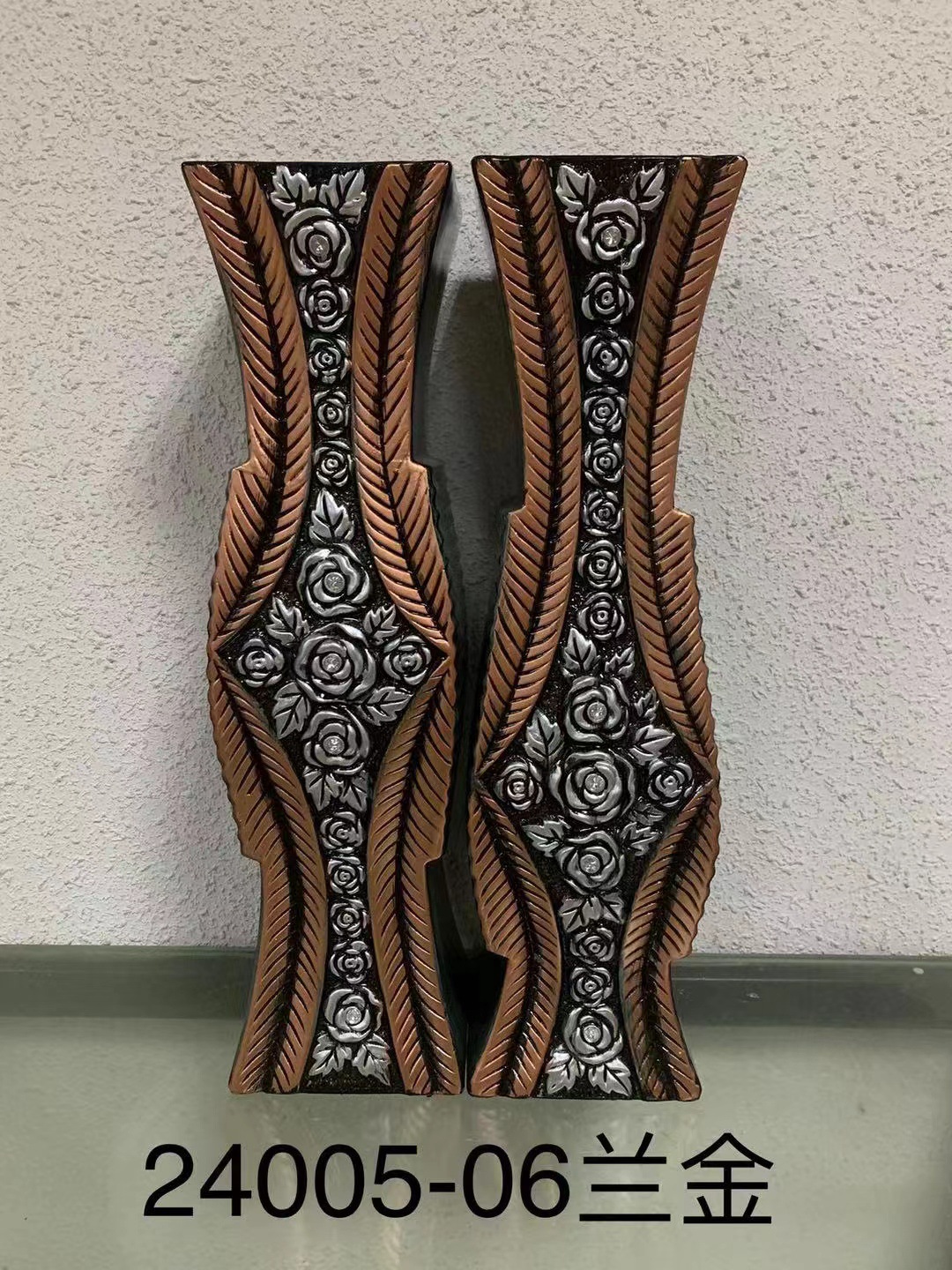 اما زهرية السيراميك التي سقطت على الارض فتُستعمل في ردهة الفندق Specification image