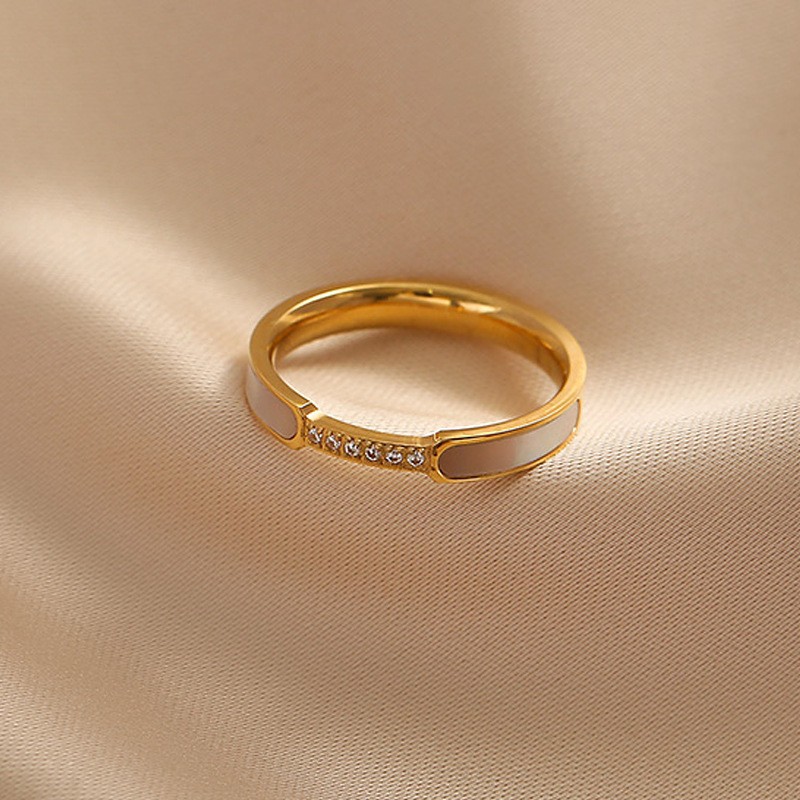 Europe And The United States Light Luxury High-Grade Micro Inlaid Shell Ring White Fritillaria Titanium Steel Ring Female Do Not Fade All The Niche Jewelry Application Scenario