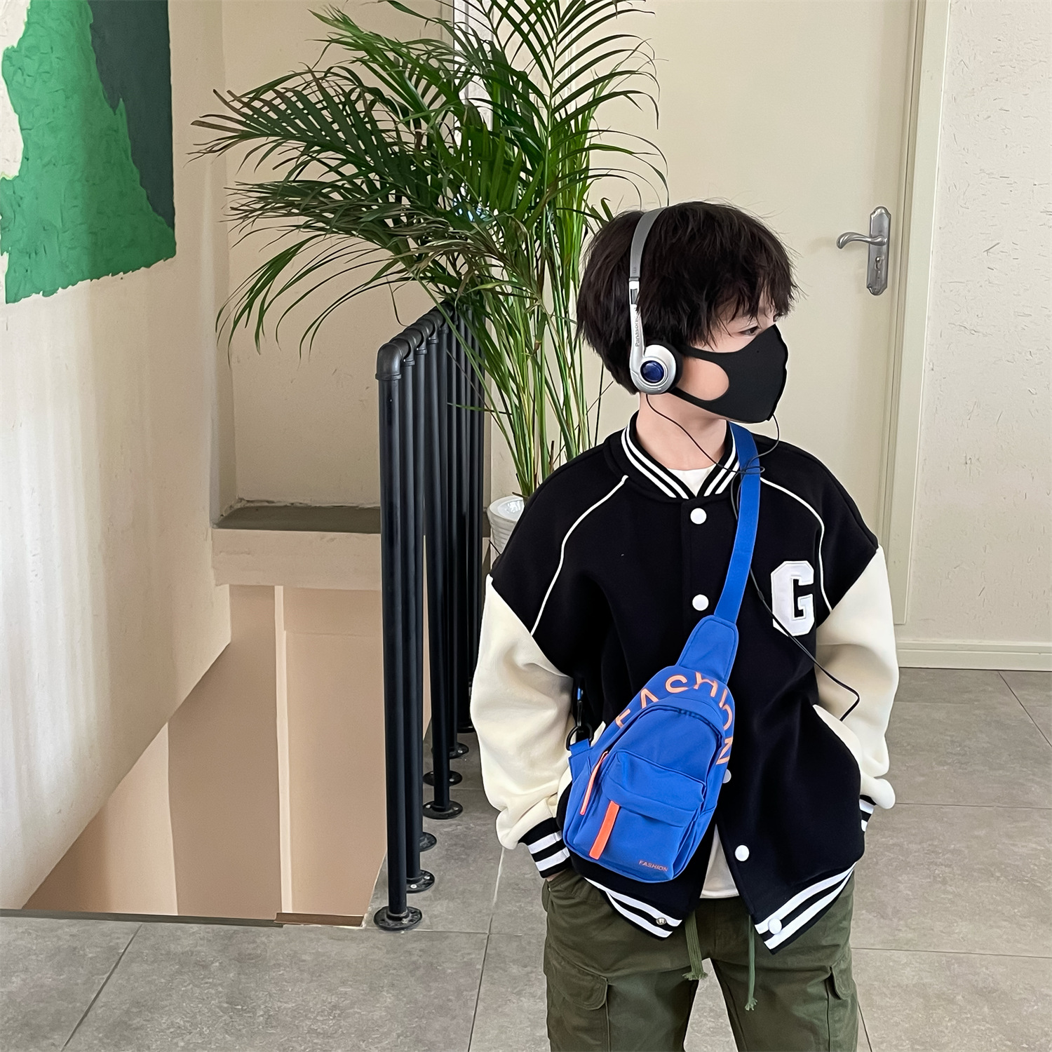 Streetwear children's crossbody bag, Korean-style foreign trade boys' canvas small chest bag, fashionable baby outdoor sports accessory bag, trendy Application Scenario