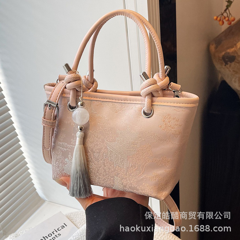 手拎新国潮式刺绣包包女2025春夏新款国风绣花时尚水桶包百搭斜挎包详情图3