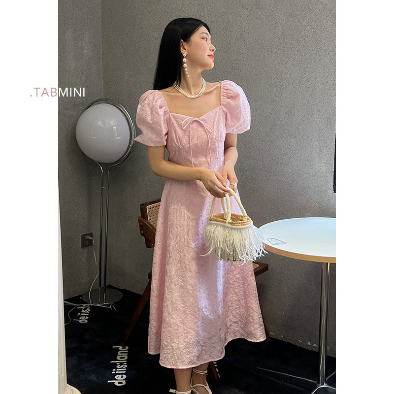 This is a new retro French dress for women, featuring a gentle and stylish square-neck design with a cinched waist Application Scenario