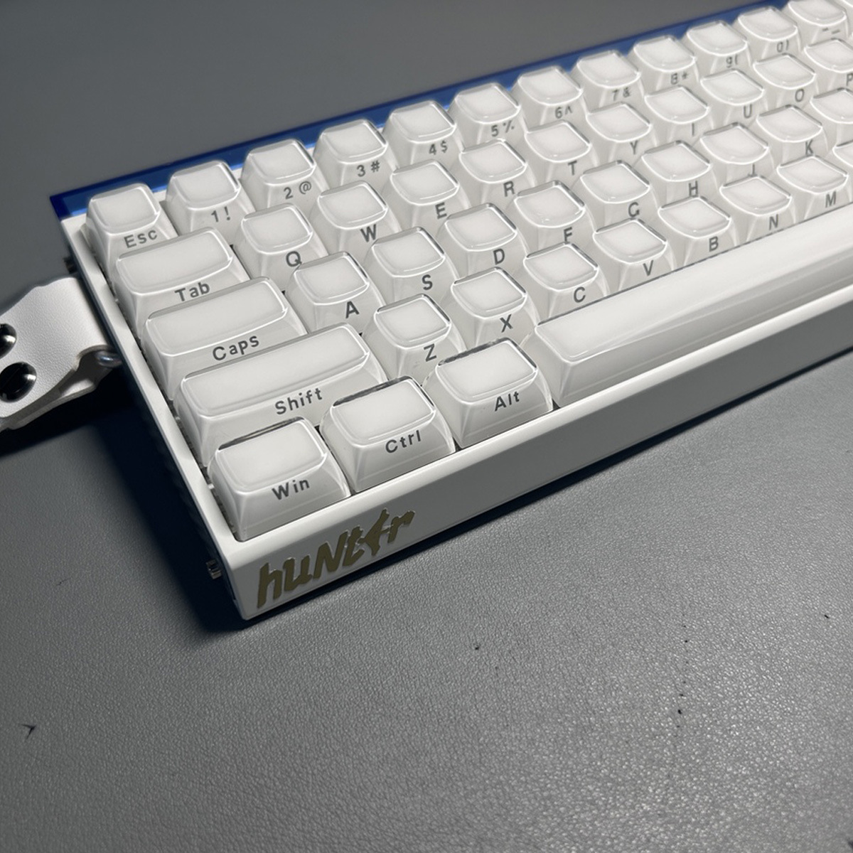 The XVX crystal jelly two-color formed PC crystal keycaps have a high appearance level, with multi-country characters engraved on the side and 113 keys for cross-border use