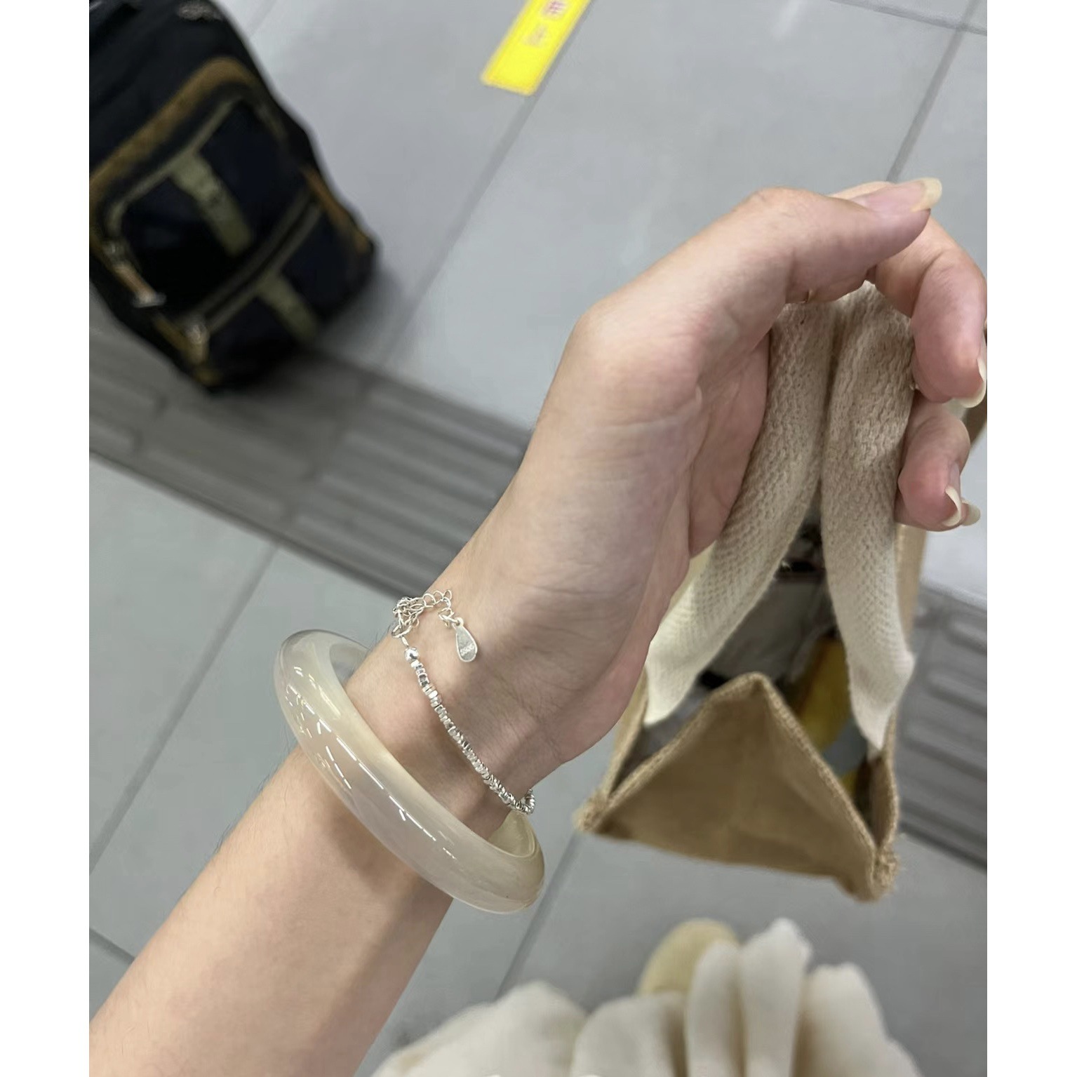 Natural ice-type white chalcedony bracelet, slender lychee frozen agate jade bracelet, horse material champagne gold, fashionable and elegant bracelet for young girls Item Picture