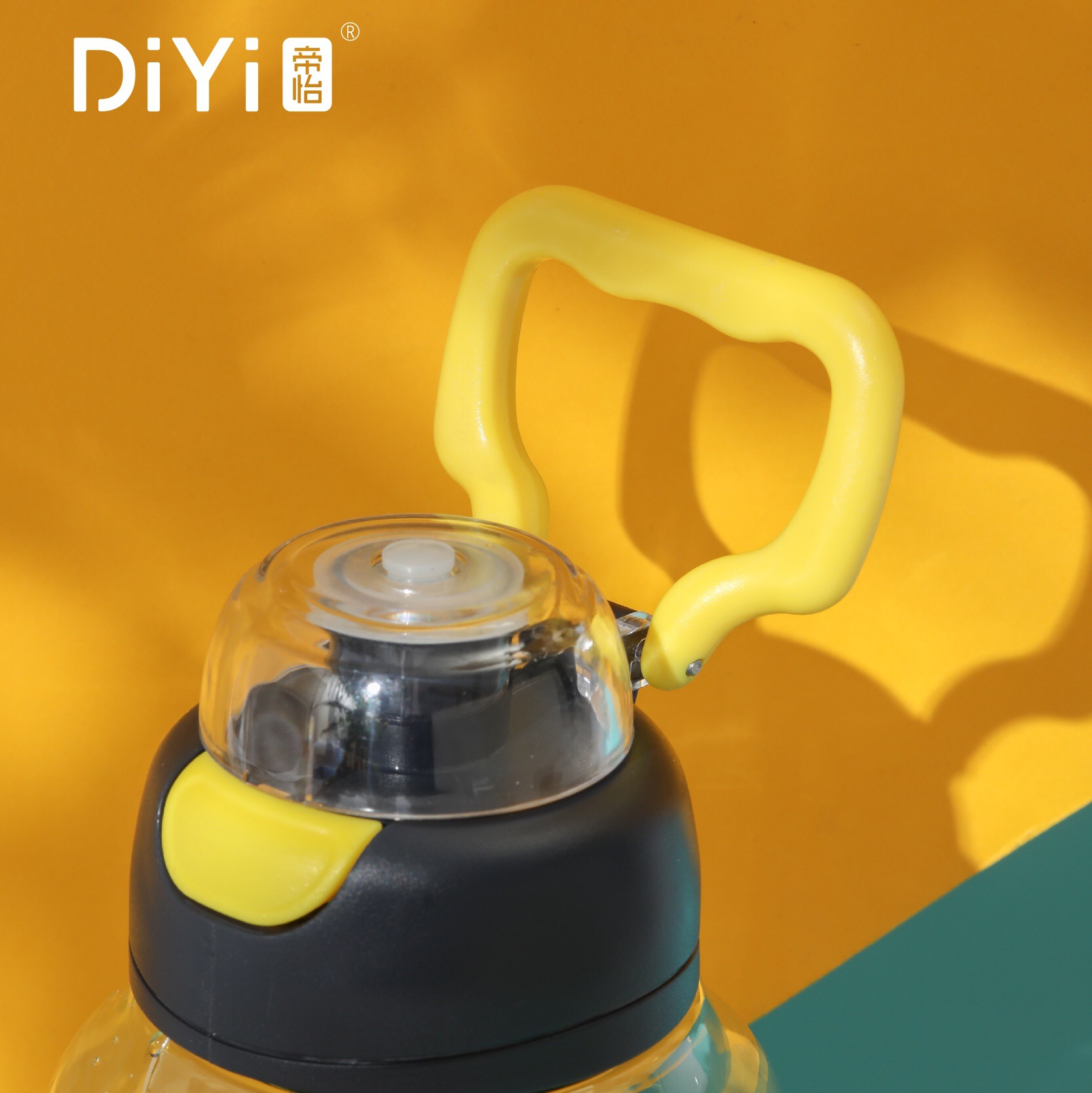 The new model of Diyi Fengchi Sports water Cup is a 1000ML pc material large-capacity sports and fitness straw cup with a handle Application Scenario