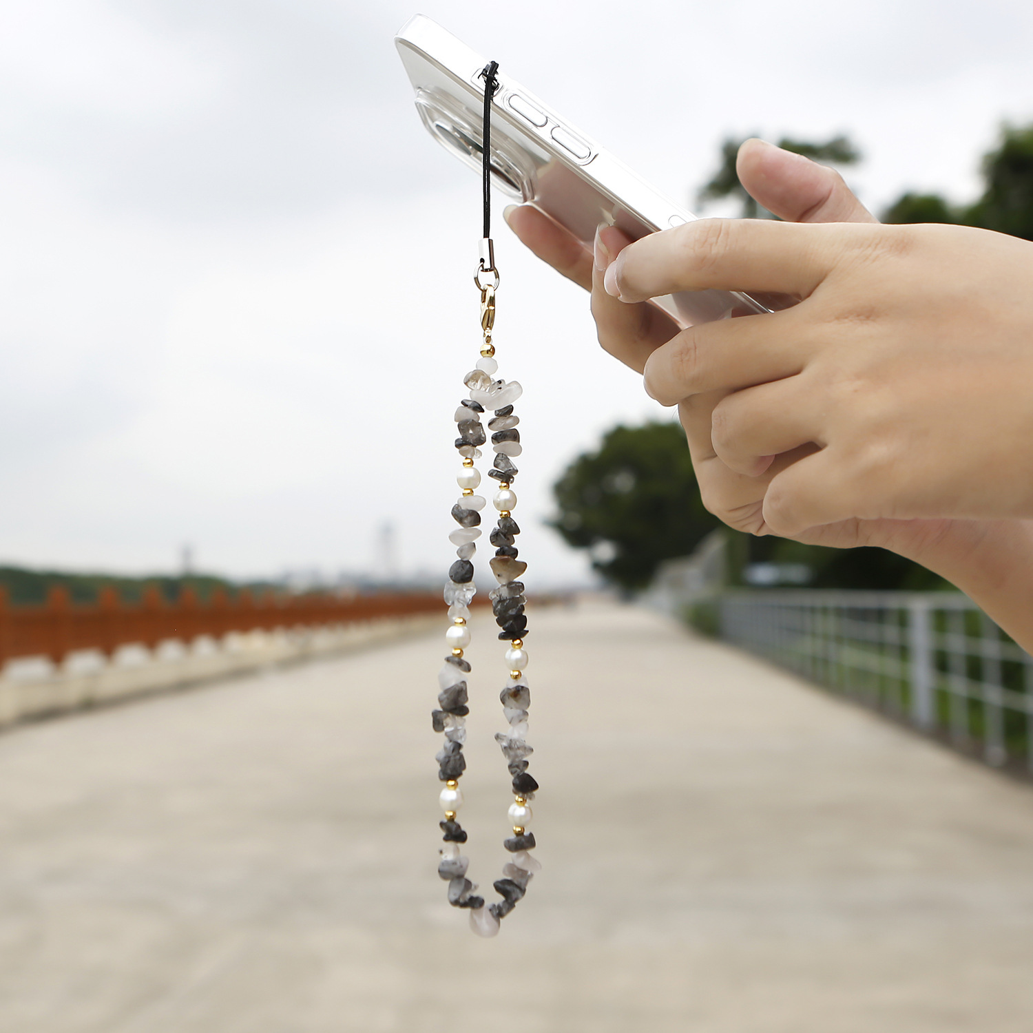 Creative, unique and niche handcrafted beaded mobile phone chain, new women's natural stone amethyst crushed stone mobile phone lanyard details Picture