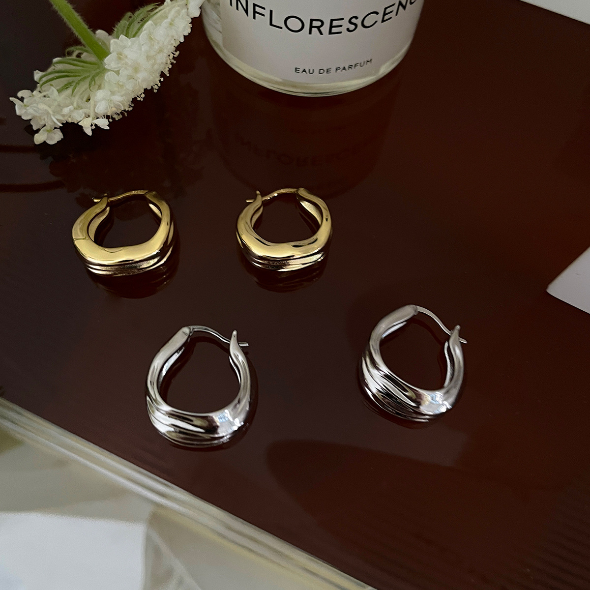 Twisted ripple InS-style ear buckles, niche and cool earrings, fashionable girls 925 silver needle, elegant wholesale new style Application Scenario