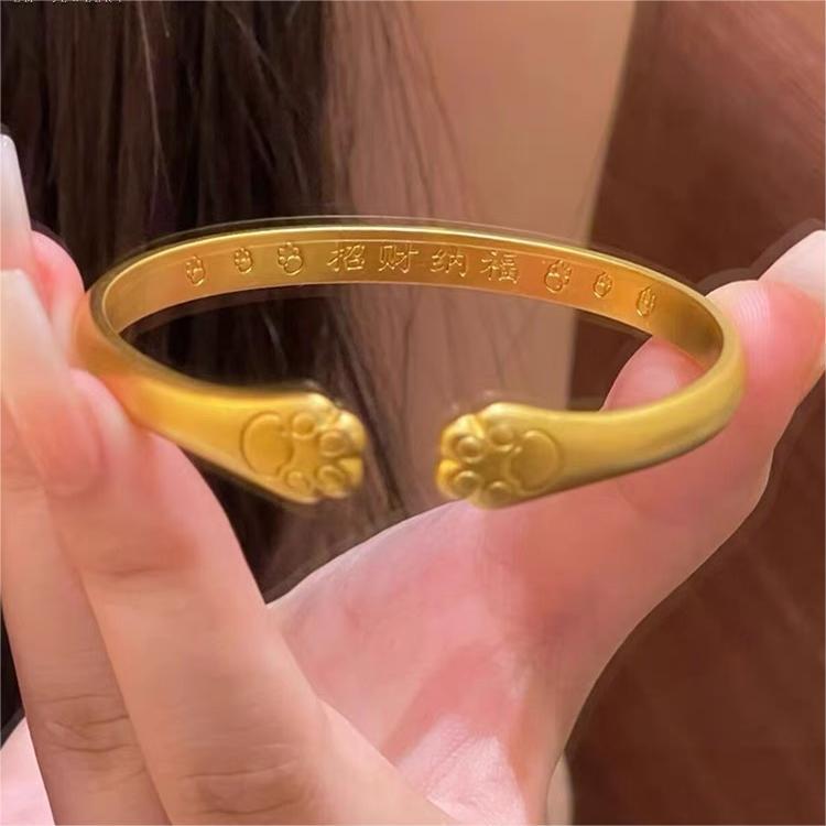Douyin's best-selling cat paw bracelet titanium steel bracelet is cute, fashionable and versatile. It's an open women's jewelry that doesn't fade. Factory consignment