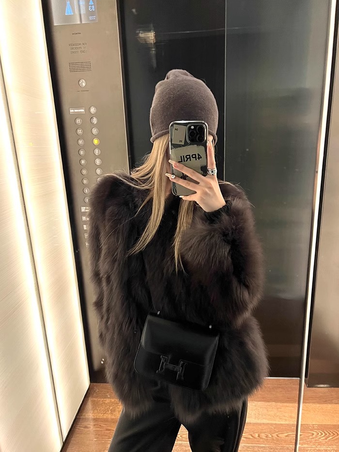 A new eco-friendly fur short fur-like fur coat for women in the winter of 2024, featuring a high-end grey fur coat pic 23