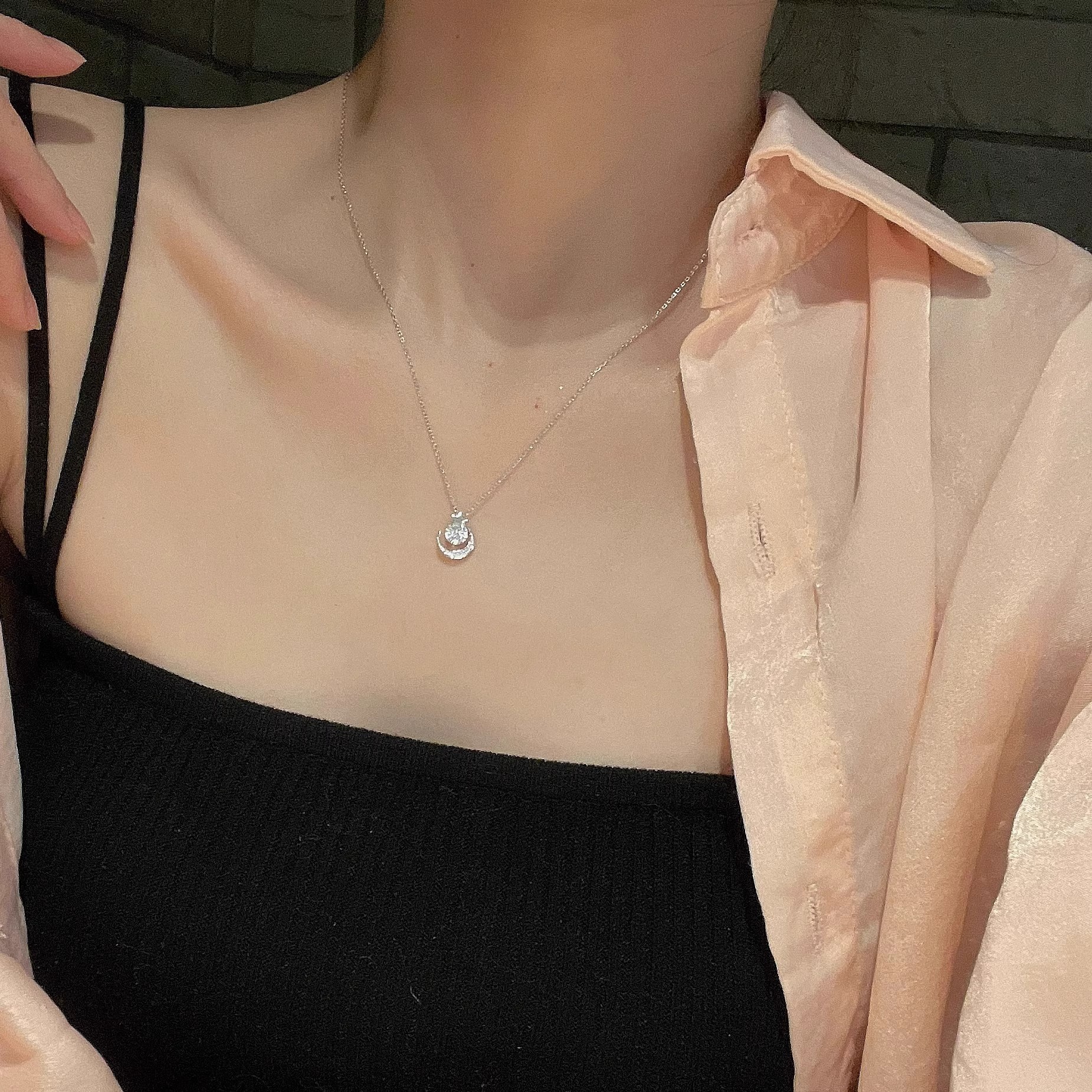 Stars And Moon Necklace For Women 2023 New Fashion Light Luxury Small High-Grade Sense Of Temperament Collarbone Chain Network Red Application Scenario