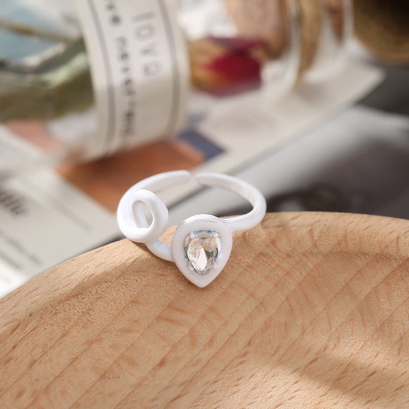 Wholesale of cross-border fashion irregular geometric rings for women with colorful creative diamond-encrusted heart-shaped index finger rings from Japan and South Korea Application Scenario