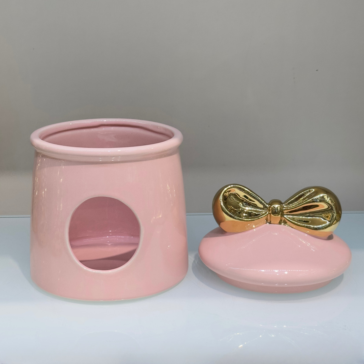 Cute bow-shaped cylindrical ceramic tissue box, home living room coffee table dust-proof tissue box, desktop napkin box with thermos cup, cute bow-shaped cylindrical ceramic tissue box, home living room coffee table dust-proof tissue box table pic 4