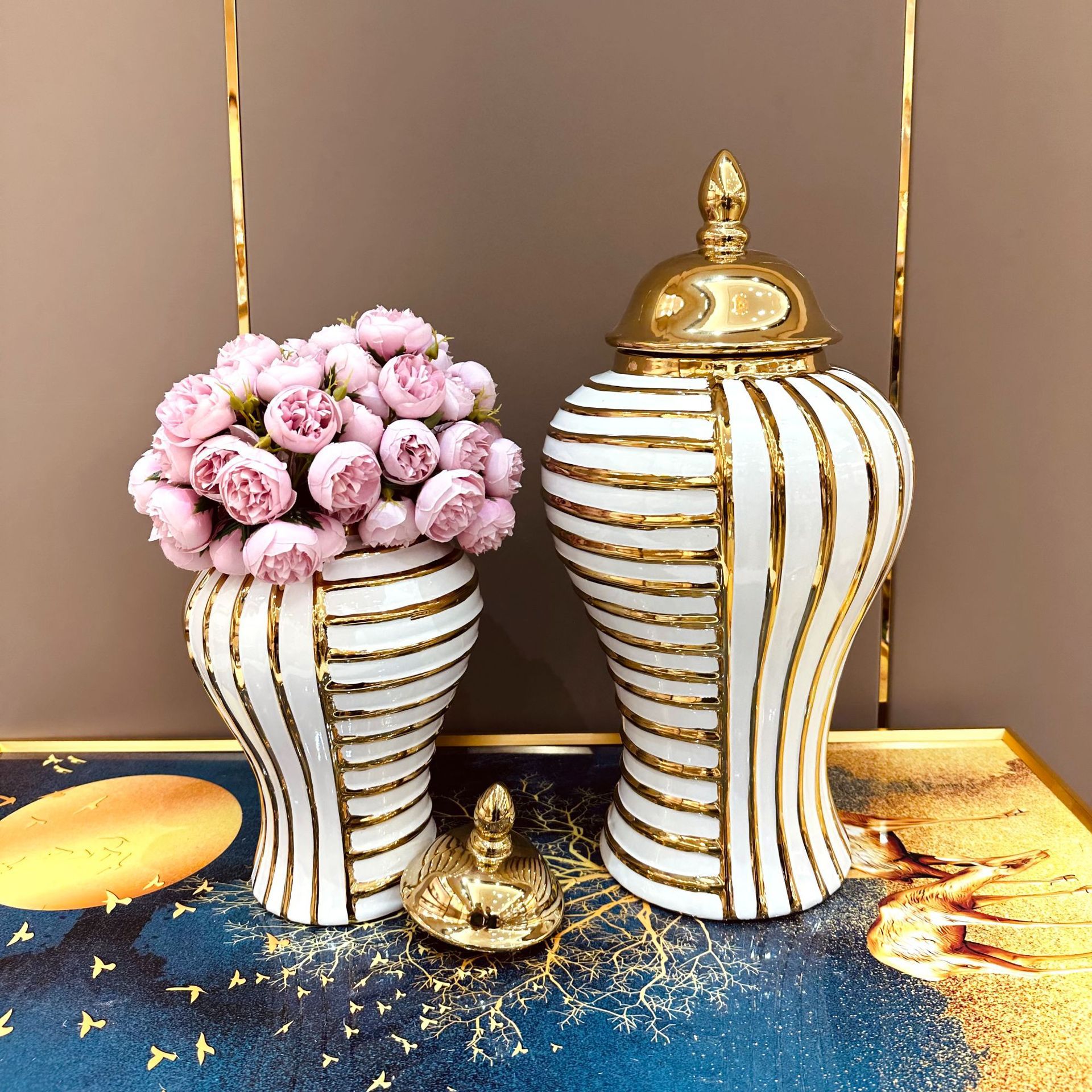 Factory direct cross-border electroplating general pot ceramic European flower vase light luxury handicrafts decoration Golden Castle vase General pot General bottle full figure