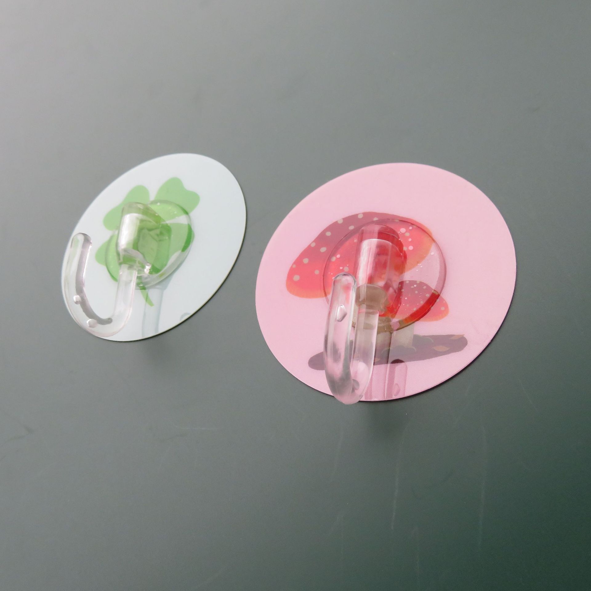 Cute cartoon pattern 6.5 round stick plastic hook sin perforación adhesivo extraíble plástico reutilizable big bend hook Application Scenario