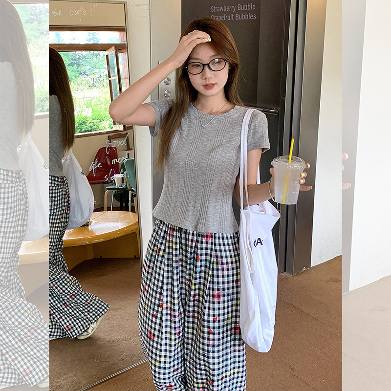 A unique and high-end textured round-neck, off-the-shoulder short-sleeved T-shirt for women, a new summer 2025 fashion and slimming inner layer Item Picture