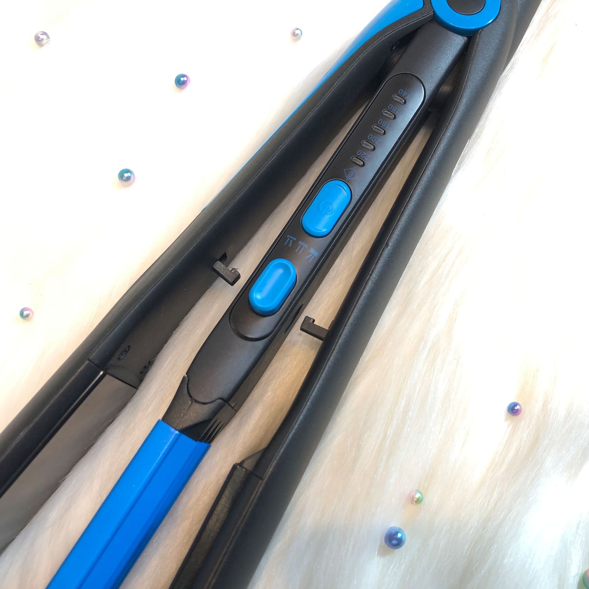 CRONIER CR-8089T Automatic Electric Straightener Dry/wet straight pin Corn perm Curler Application Scenario