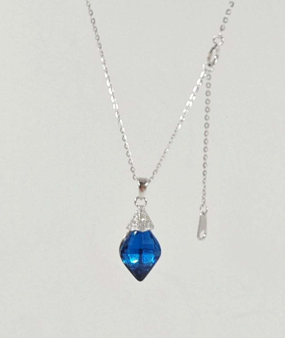 The new S925 sterling silver pendant set with sea blue topaz in the shape of a teardrop pear is a versatile and elegant bride necklace with a gentle smile
