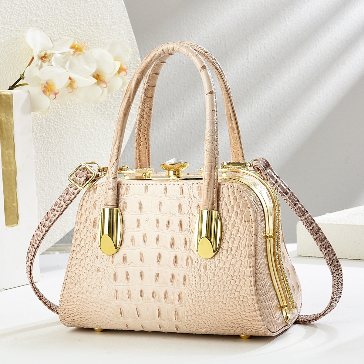 This year, the new autumn and winter styles of popular bags are versatile and can be used as shoulder bags for commuting and underarm bags