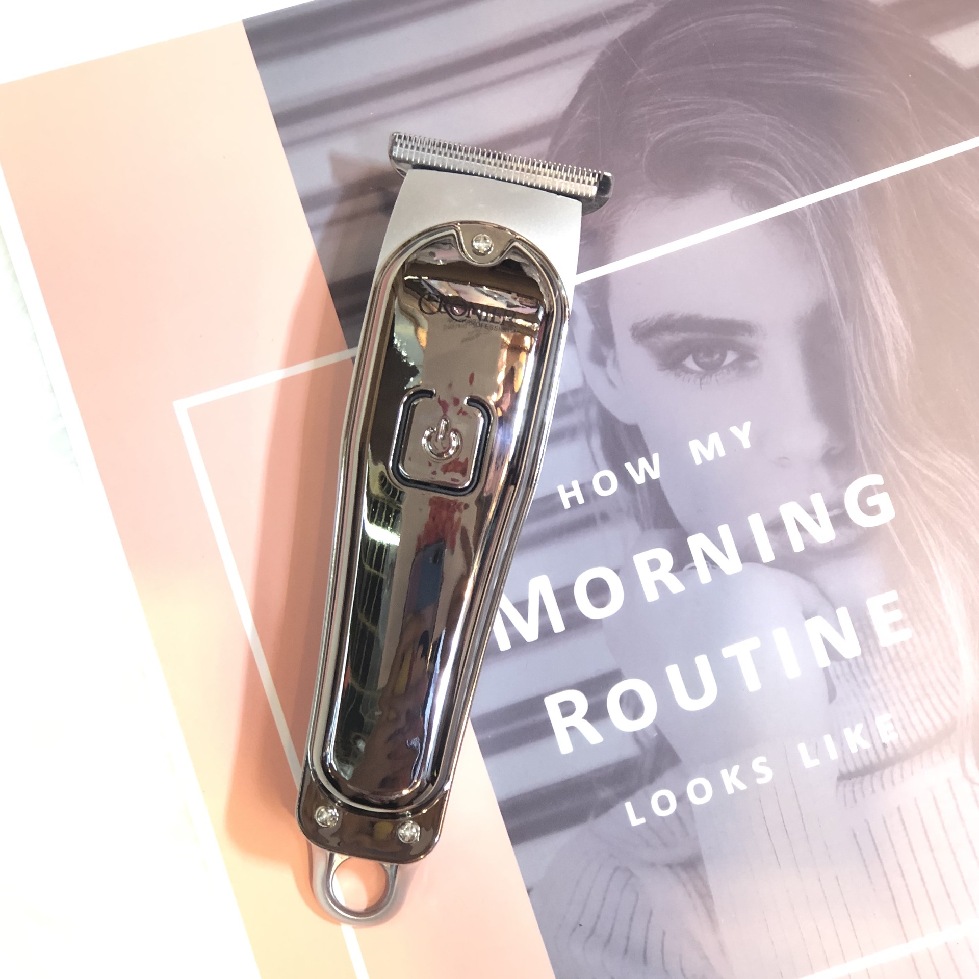 CRONIER Engraved Oil head Hair clippers CR-9025 Oil head push hair clippers Modified styling USB rechargeable Application Scenario