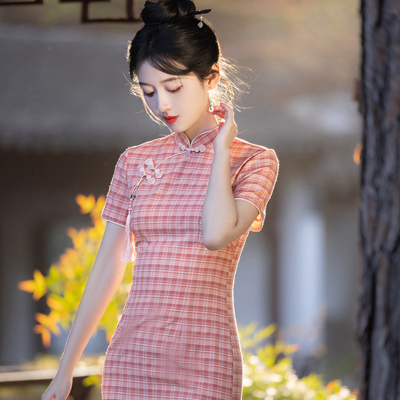 The new modified checkered cheongsam of National Trend 2025, a mid-length style for young girls, is elegant and slimming, suitable for daily commuting Item Picture