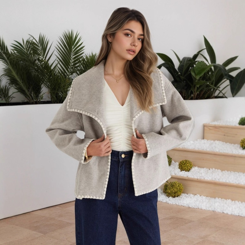 The new women's collection for the autumn and winter of 2025 features a stylish and warm large-collar long-sleeved short-sleeved cardigan with a contrasting color and loose fit details Picture