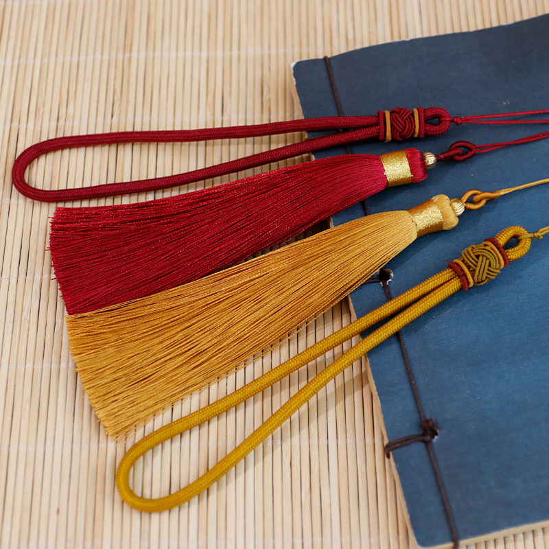 Shengwei tassel wholesale handles with double pull rings, gold thread tassels, car gift pendants and nylon pineapple knot hanging ropes Application Scenario