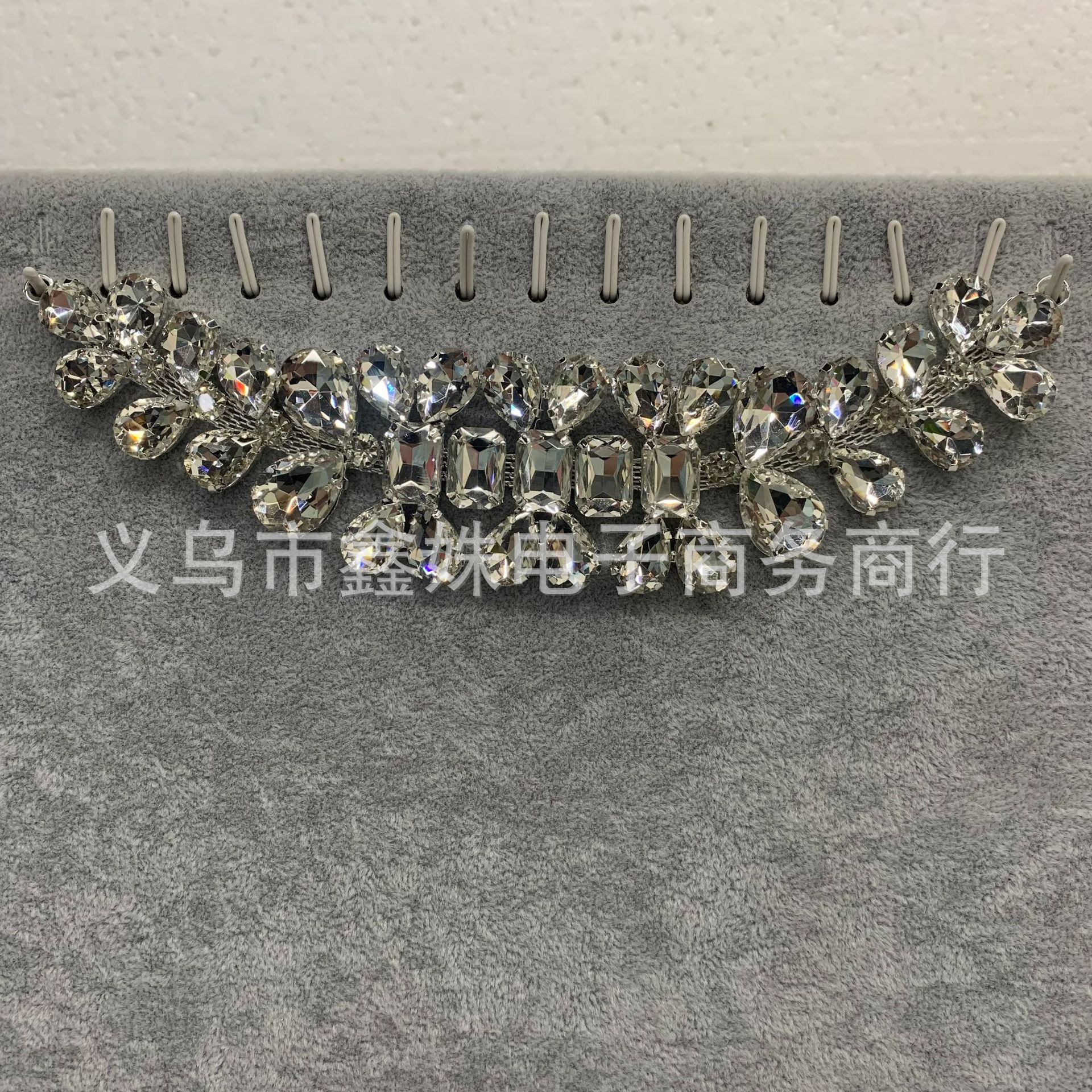 Manufacturer's batch of high-end welded diamond chains, decorative chains, horseeye flower chains, DIY hair clips, clothing, belts, shoes, accessories and accessories