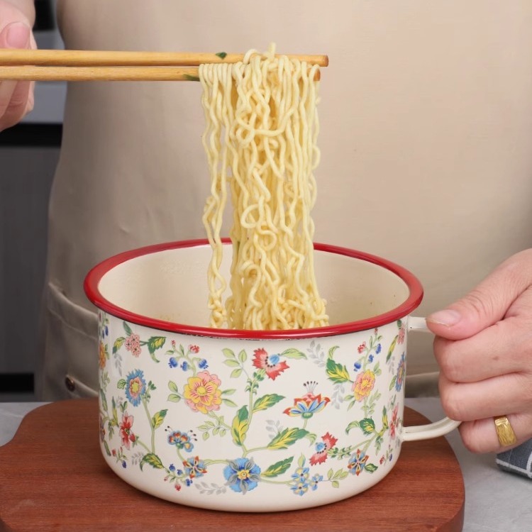 Red-rimmed old-fashioned enamel instant noodle bowl with lid, thickened student fast food cup, cafeteria tea and rice bowl, lunch box, nostalgic soup bowl