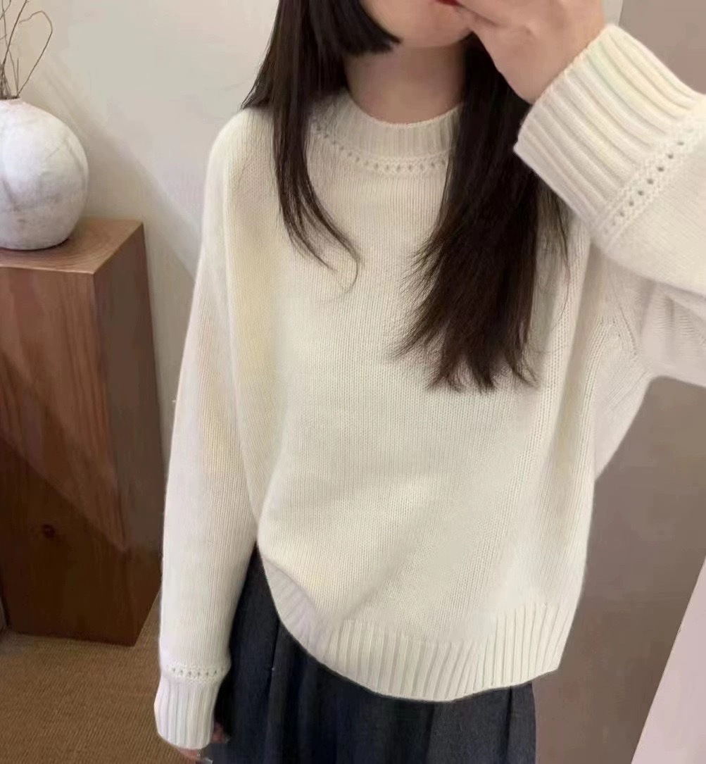 A heavyweight thickened 100% wool sweater for women with a round neck, loose and soft, off-the-shoulder sleeves, and a laid-back style. Wear it as a cashmere base layer pic 3