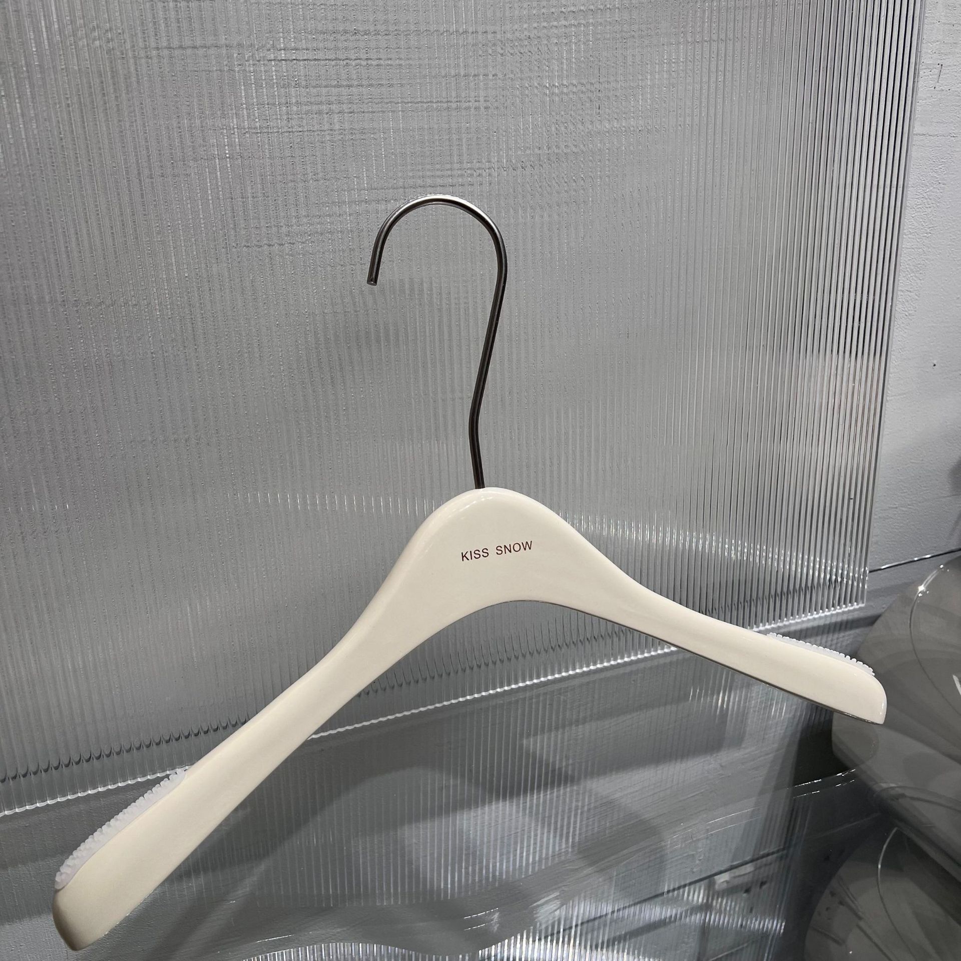 High-end anti-slip, cream-colored wooden clothes hangers and trouser clips for women's clothing stores, seamless clothes supports, and solid wood clothes hangers Specification image