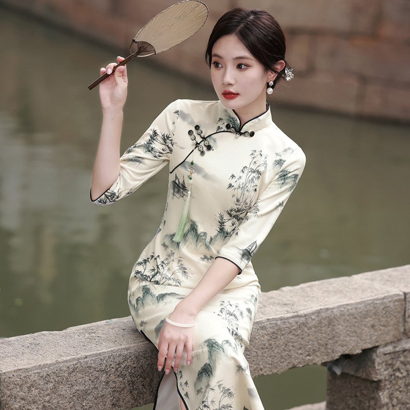 The new national trend product, the improved version of the traditional Chinese style cheongsam for women in the spring of 2025, is a five-sleeved ink-wash painting dress and cheongsam from Jiangnan Suzhou