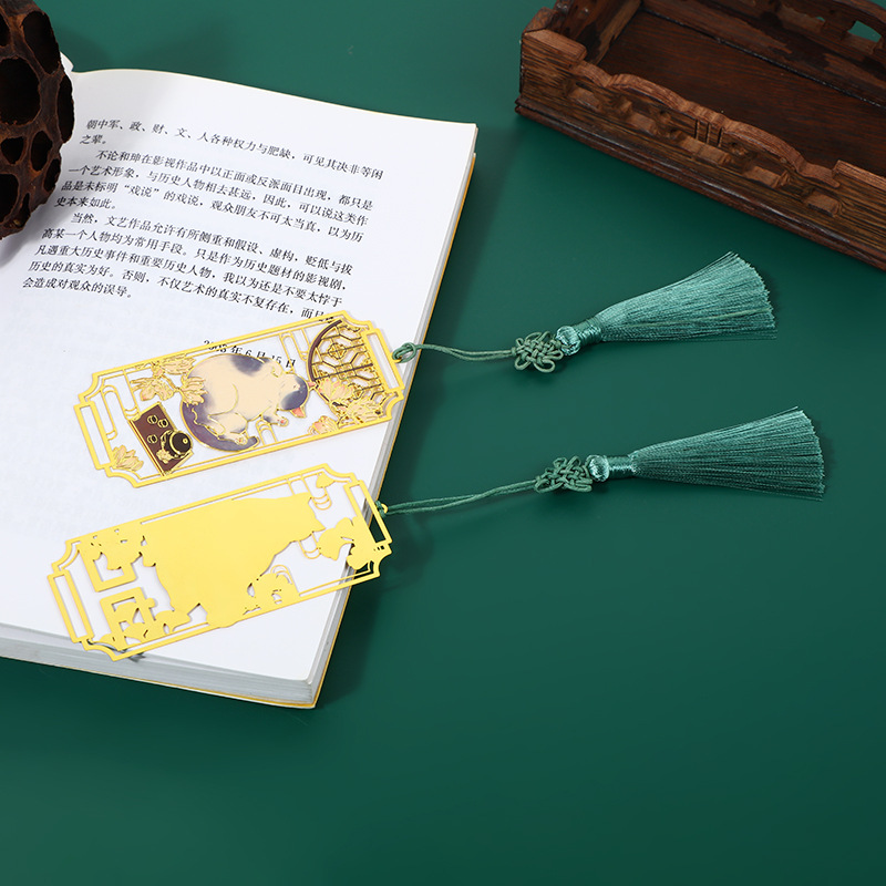 Chinese-style cat metal bookmark ruler, brass metal, classical Chinese style student gift, cultural and creative book holder with hollowed-out design Application Scenario