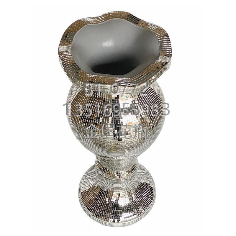 ويزوَّد المصنعون بمزهرية من اللؤلؤ والمرايا الزجاجية Item Picture